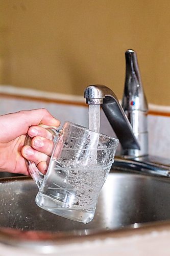 MIKAELA MACKENZIE / WINNIPEG FREE PRESS
Tap water in Winnipeg on Monday, March 27, 2023. CTV tested Winnipeg’s water for asbestos fibres for the story and found some was present. It’s estimated that about 720 to 750 kms of City of Winnipeg pipes are made of concrete infused with asbestos. For Joyanne story.
Winnipeg Free Press 2023.