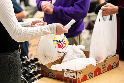 MIKAELA MACKENZIE / FREE PRESS
Students and adults pack to-go meals at the Harvest Manitoba 2025в6 Meals2Go program kickoff on Monday, Nov. 17, 2025.
Standup.
Free Press 2025