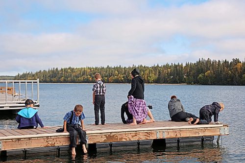 24092026
Students from Riverdale Hutterite Colony near Gladstone explore the docks along the pier on Clear Lake at Wasagaming during a field trip on a warm Thursday afternoon.
(Tim Smith/The Brandon Sun)