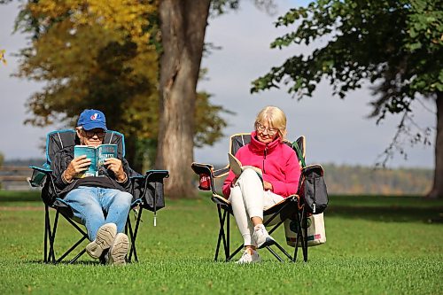 24092026
Tim and Barb Heppner of Winnipeg read in the park bordering Clear Lake in Wasagaming on a warm Thursday afternoon.
(Tim Smith/The Brandon Sun)