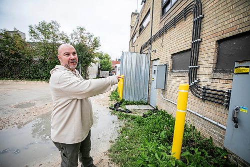 MIKAELA MACKENZIE / FREE PRESS
Christopher Gregoire, owner of AQ Sauna, shows where the pipe bomb was found on Thursday, Sept. 24, 2026.
For Morgan story.
Free Press 2026