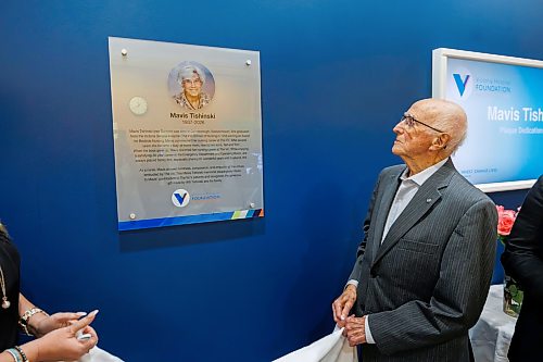 MIKE DEAL / FREE PRESS
Will Tishinski during the unveiling of a plaque commemorating the memory of his late wife Mavis and to mark the donations made to support recent upgrades to a minimally invasive surgical suite at the Victoria Hospital, Friday morning.
Reporter: Kelly-Anne Riess
260925 - Friday, September 25, 2026.