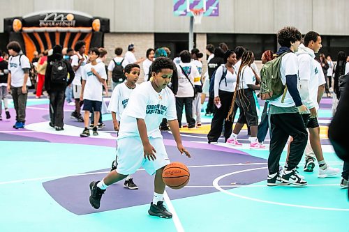 MIKAELA MACKENZIE / FREE PRESS
Michael Ghebrehiwet, 13, plays on the new basketball surface at Gordon Bell High School on Friday, Sept. 25, 2026.
For Maggie story.
Free Press 2026