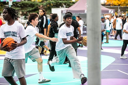 MIKAELA MACKENZIE / FREE PRESS
	
Aidan Folkes (grade 10, centre right) and Sloan Connell (grade 10, centre left) play on the new basketball surface at Gordon Bell High School on Friday, Sept. 25, 2026.

For Maggie story.
Free Press 2026
