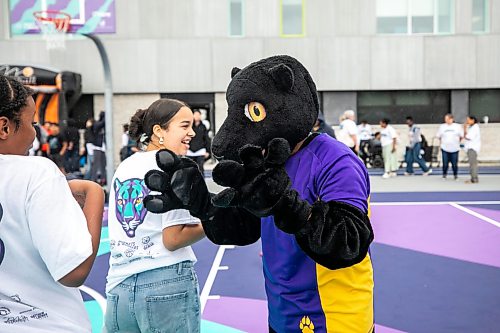 MIKAELA MACKENZIE / FREE PRESS
The mascot at Gordon Bell High School on Friday, Sept. 25, 2026.
For Maggie story.
Free Press 2026