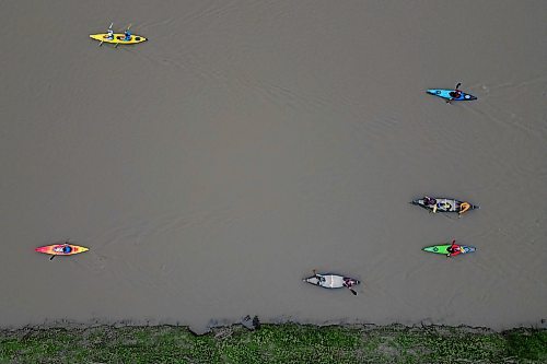 26092026
Kayakers and canoeists paddle up the Assiniboine River west of 18th Street North in Brandon during a sunset cruise group paddle as part of Paddlefest 2026 at the Riverbank Discovery Centre on Saturday.
(Tim Smith/The Brandon Sun)