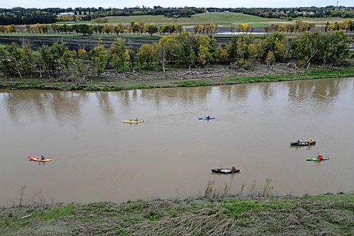 26092026
Kayakers and canoeists paddle up the Assiniboine River west of 18th Street North in Brandon during a sunset cruise group paddle as part of Paddlefest 2026 at the Riverbank Discovery Centre on Saturday.
(Tim Smith/The Brandon Sun)