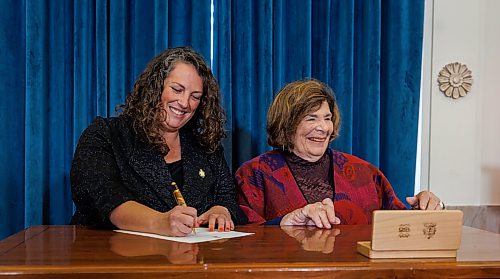 MIKE DEAL / FREE PRESS
Carla Compton, MLA for Tuxedo and a registered nurse, is sworn in as minister responsible for accessibility, signing papers with Lieutenant Governor of Manitoba, The Honourable Anita R. Neville.
Premier Wab Kinew expands cabinet with two new ministerial responsibilities focused on key priorities of first responders and accessibility during a swearing in ceremony at the Manitoba Legislative building Monday afternoon.
Carla Compton, MLA for Tuxedo and a registered nurse, will serve as minister responsible for accessibility.
David Pankratz, MLA for Waverley and a former firefighter, will serve as minister responsible for first responder initiatives.
Reporter: Nicole Buffie
260928 - Monday, September 28, 2026.