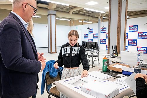 MIKAELA MACKENZIE / FREE PRESS
Scott Gillingham greets 10-year-old Grace Wheeler at the campaign office on Saturday, Sept. 26, 2026.
For Malak day-in-the-life story.
Free Press 2026