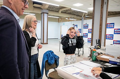 MIKAELA MACKENZIE / FREE PRESS
Scott and Marla Gillingham greet 10-year-old Grace Wheeler at the campaign office on Saturday, Sept. 26, 2026.
For Malak day-in-the-life story.
Free Press 2026