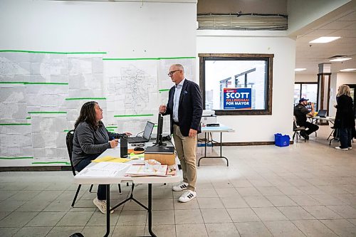 MIKAELA MACKENZIE / FREE PRESS
Scott Gillingham talks to Destiny Watt at the campaign office on Saturday, Sept. 26, 2026.
For Malak day-in-the-life story.
Free Press 2026