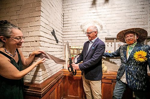 MIKAELA MACKENZIE / FREE PRESS
Scott Gillingham cuts the ribbon for a micro gallery at ARTlington on Saturday, Sept. 26, 2026.
For Malak day-in-the-life story.
Free Press 2026