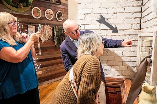MIKAELA MACKENZIE / FREE PRESS
	
Scott Gillingham checks out the micro gallery at ARTlington on Saturday, Sept. 26, 2026.

For Malak day-in-the-life story.
Free Press 2026