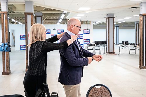 MIKAELA MACKENZIE / FREE PRESS
	
Marla Gillingham helps Scott Gillingham at the campaign office on Saturday, Sept. 26, 2026.

For Malak day-in-the-life story.
Free Press 2026