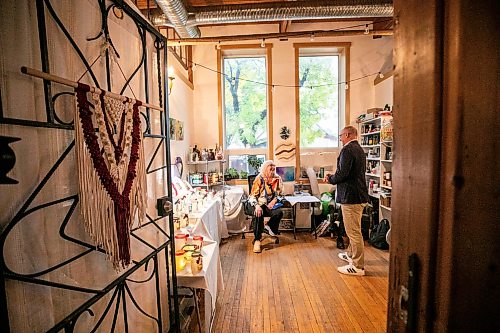 MIKAELA MACKENZIE / FREE PRESS
	
Scott Gillingham chats with Helen Harper at ARTlington on Saturday, Sept. 26, 2026.

For Malak day-in-the-life story.
Free Press 2026