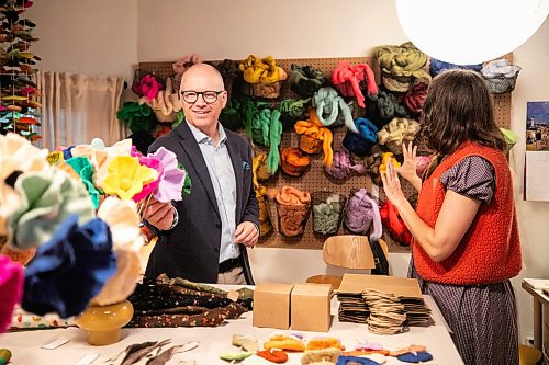 MIKAELA MACKENZIE / FREE PRESS
	
Scott Gillingham chats with Christie Peters at ARTlington on Saturday, Sept. 26, 2026.

For Malak day-in-the-life story.
Free Press 2026