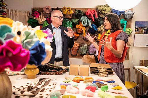 MIKAELA MACKENZIE / FREE PRESS
Scott Gillingham chats with Christie Peters at ARTlington on Saturday, Sept. 26, 2026.
For Malak day-in-the-life story.
Free Press 2026