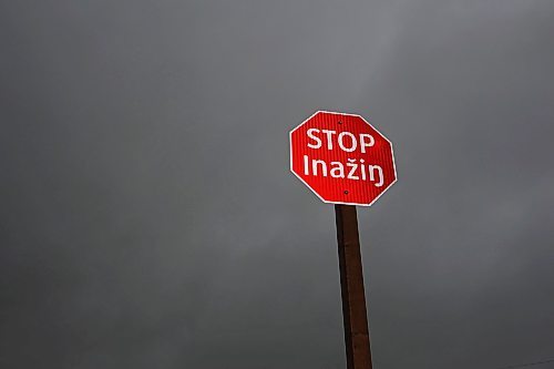 26092026
A new stop sign features both english and Dakota writing in Birdtail Sioux Dakota Nation. Road signs featuring both languages were recently installed throughout the community. (Tim Smith/The Brandon Sun)