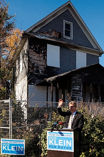 MIKE DEAL / FREE PRESS
Kevin Klein holds a press conference Friday morning, in front of a boarded up house at 1292 Alexander Avenue outlining a plan to reduce the number of vacant and derelict houses in Winnipeg.
Reporter: Joyanne Pursaga
261002 - Friday, October 02, 2026.
