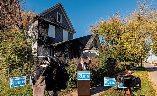 MIKE DEAL / FREE PRESS
Kevin Klein holds a press conference Friday morning, in front of a boarded up house at 1292 Alexander Avenue outlining a plan to reduce the number of vacant and derelict houses in Winnipeg.
Reporter: Joyanne Pursaga
261002 - Friday, October 02, 2026.