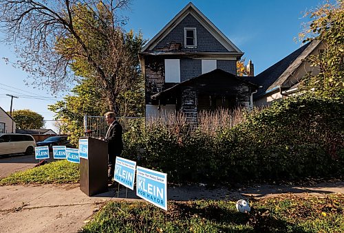 MIKE DEAL / FREE PRESS
Kevin Klein holds a press conference Friday morning, in front of a boarded up house at 1292 Alexander Avenue outlining a plan to reduce the number of vacant and derelict houses in Winnipeg.
Reporter: Joyanne Pursaga
261002 - Friday, October 02, 2026.