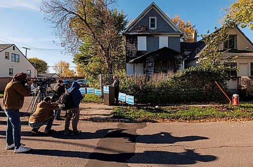 MIKE DEAL / FREE PRESS
Kevin Klein holds a press conference Friday morning, in front of a boarded up house at 1292 Alexander Avenue outlining a plan to reduce the number of vacant and derelict houses in Winnipeg.
Reporter: Joyanne Pursaga
261002 - Friday, October 02, 2026.