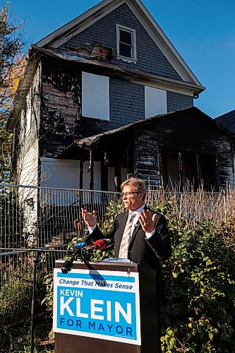 MIKE DEAL / FREE PRESS
Kevin Klein holds a press conference Friday morning, in front of a boarded up house at 1292 Alexander Avenue outlining a plan to reduce the number of vacant and derelict houses in Winnipeg.
Reporter: Joyanne Pursaga
261002 - Friday, October 02, 2026.