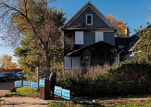 MIKE DEAL / FREE PRESS
Kevin Klein holds a press conference Friday morning, in front of a boarded up house at 1292 Alexander Avenue outlining a plan to reduce the number of vacant and derelict houses in Winnipeg.
Reporter: Joyanne Pursaga
261002 - Friday, October 02, 2026.