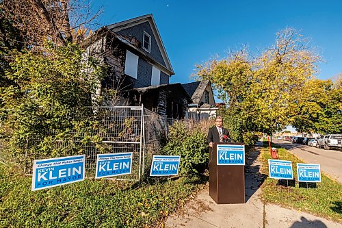 MIKE DEAL / FREE PRESS
Kevin Klein holds a press conference Friday morning, in front of a boarded up house at 1292 Alexander Avenue outlining a plan to reduce the number of vacant and derelict houses in Winnipeg.
Reporter: Joyanne Pursaga
261002 - Friday, October 02, 2026.