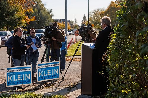 MIKE DEAL / FREE PRESS
Kevin Klein holds a press conference Friday morning, in front of a boarded up house at 1292 Alexander Avenue outlining a plan to reduce the number of vacant and derelict houses in Winnipeg.
Reporter: Joyanne Pursaga
261002 - Friday, October 02, 2026.
