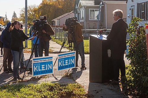 MIKE DEAL / FREE PRESS
Kevin Klein holds a press conference Friday morning, in front of a boarded up house at 1292 Alexander Avenue outlining a plan to reduce the number of vacant and derelict houses in Winnipeg.
Reporter: Joyanne Pursaga
261002 - Friday, October 02, 2026.