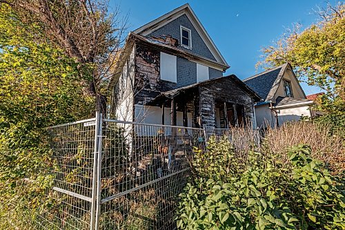 MIKE DEAL / FREE PRESS
Kevin Klein holds a press conference Friday morning, in front of a boarded up house at 1292 Alexander Avenue outlining a plan to reduce the number of vacant and derelict houses in Winnipeg.
Reporter: Joyanne Pursaga
261002 - Friday, October 02, 2026.
