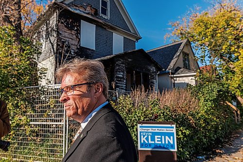 MIKE DEAL / FREE PRESS
Kevin Klein holds a press conference Friday morning, in front of a boarded up house at 1292 Alexander Avenue outlining a plan to reduce the number of vacant and derelict houses in Winnipeg.
Reporter: Joyanne Pursaga
261002 - Friday, October 02, 2026.