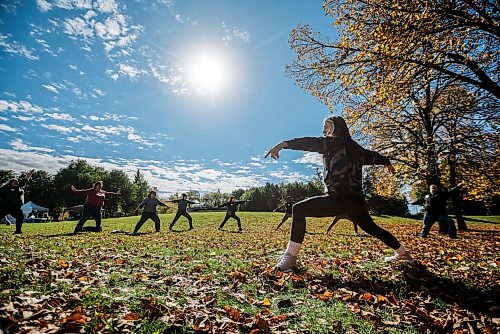 JOHN WOODS / FREE PRESS
Jessica Ryan, Rogue Vinyasa Yoga, does a yoga workshop at the Manitoba Chiropractors Associationճ World Spine Day at the Forks in Winnipeg, Sunday, October 4, 2026.
reporter: standup