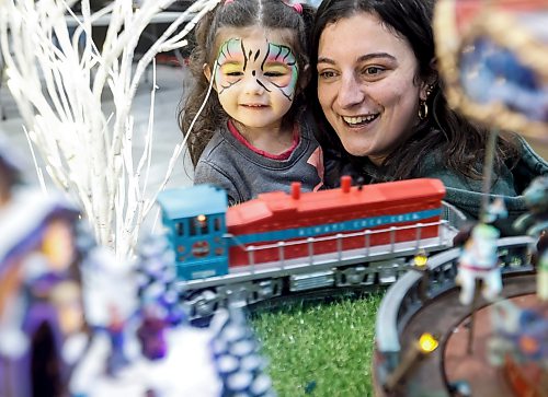 JOHN WOODS / FREE PRESS
Kaitlin and her young cousin Kiana look at the model trains as people participate in the annual Manitoba Hobby Expo at Red River Exhibition Park in Winnipeg, Sunday, October 4, 2026.
reporter: standup