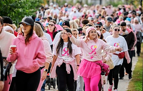 JOHN WOODS / FREE PRESS
People participate in the annual Canadian Cancer Society Run For The Cure at Assiniboine Park in Winnipeg, Sunday, October 4, 2026.
reporter: maggie