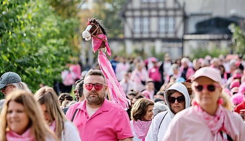 JOHN WOODS / FREE PRESS
People participate in the annual Canadian Cancer Society Run For The Cure at Assiniboine Park in Winnipeg, Sunday, October 4, 2026.
reporter: maggie