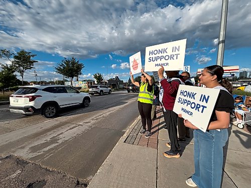 Workers on strike outside a Dynacare at 55 Marion St. in Winnipeg. (Mike Deal / Free Press)