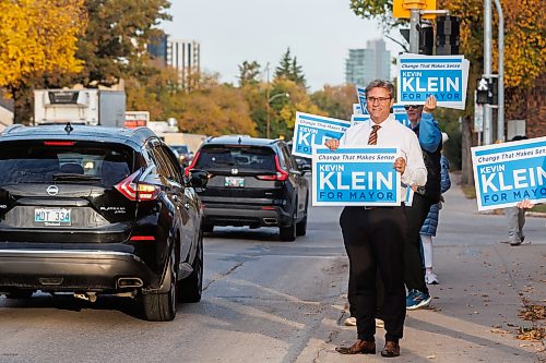 MIKE DEAL / FREE PRESS
8:34 AM
Kevin Klein and his team Burma-shave along St. Mary’s Road during morning rush hour.
For day-in-the-life story.
Reporter: Malak Abas
261005 - Monday, October 05, 2026.