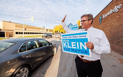 MIKE DEAL / FREE PRESS
8:32 AM
Kevin Klein and his team Burma-shave along St. Mary’s Road during morning rush hour.
For day-in-the-life story.
Reporter: Malak Abas 
261005 - Monday, October 05, 2026.