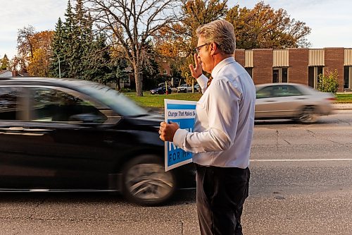 MIKE DEAL / FREE PRESS
8:35 AM
Kevin Klein and his team Burma-shave along St. Mary’s Road during morning rush hour.
For day-in-the-life story.
Reporter: Malak Abas
261005 - Monday, October 05, 2026.