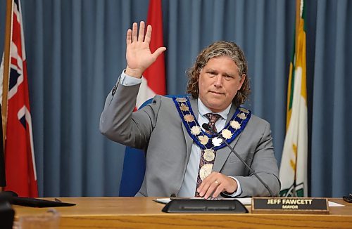 Brandon Mayor Jeff Fawcett votes during Monday’s council meeting. (Alex Lambert/The Brandon Sun)
