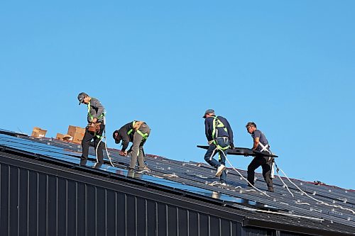 Workers install solar panels on the roof of the under-construction Wheat City Tennis and Pickleball Hub on Pacific Avenue in downtown Brandon on a sunny Tuesday.
(Tim Smith/The Brandon Sun)