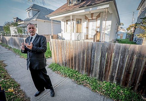 JOHN WOODS / FREE PRESS
Darren Warren, president of the William Whyte Neighbourhood Association, speaks about boarded up houses and other housing conditions as he walks past some Aberdeen homes in the William Whyte neighbourhood in Winnipeg, Monday, October 5, 2026.
reporter: Julie