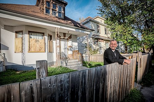 JOHN WOODS / FREE PRESS
Darren Warren, president of the William Whyte Neighbourhood Association, speaks about boarded up houses and other housing conditions as he walks past some Aberdeen homes in the William Whyte neighbourhood in Winnipeg, Monday, October 5, 2026. 

reporter: Julie