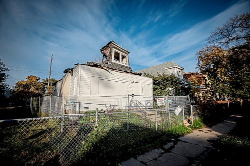 JOHN WOODS / FREE PRESS
Darren Warren, president of the William Whyte Neighbourhood Association, speaks about boarded up houses and other housing conditions as he walks past some Aberdeen homes in the William Whyte neighbourhood in Winnipeg, Monday, October 5, 2026. 

reporter: Julie