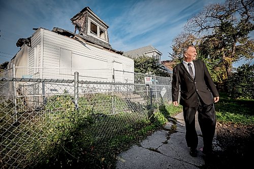 JOHN WOODS / FREE PRESS
Darren Warren, president of the William Whyte Neighbourhood Association, speaks about boarded up houses and other housing conditions as he walks past some Aberdeen homes in the William Whyte neighbourhood in Winnipeg, Monday, October 5, 2026.
reporter: Julie