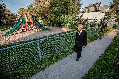JOHN WOODS / FREE PRESS
Darren Warren, president of the William Whyte Neighbourhood Association, speaks about boarded up houses and other housing conditions as he walks past some Aberdeen homes in the William Whyte neighbourhood in Winnipeg, Monday, October 5, 2026.
reporter: Julie