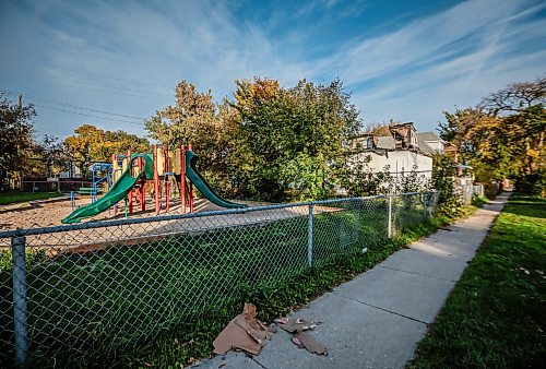 JOHN WOODS / FREE PRESS
Darren Warren, president of the William Whyte Neighbourhood Association, speaks about boarded up houses and other housing conditions as he walks past some Aberdeen homes in the William Whyte neighbourhood in Winnipeg, Monday, October 5, 2026.
reporter: Julie