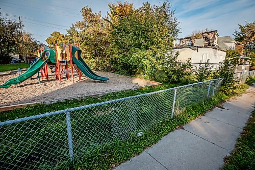 JOHN WOODS / FREE PRESS
Darren Warren, president of the William Whyte Neighbourhood Association, speaks about boarded up houses and other housing conditions as he walks past some Aberdeen homes in the William Whyte neighbourhood in Winnipeg, Monday, October 5, 2026.
reporter: Julie